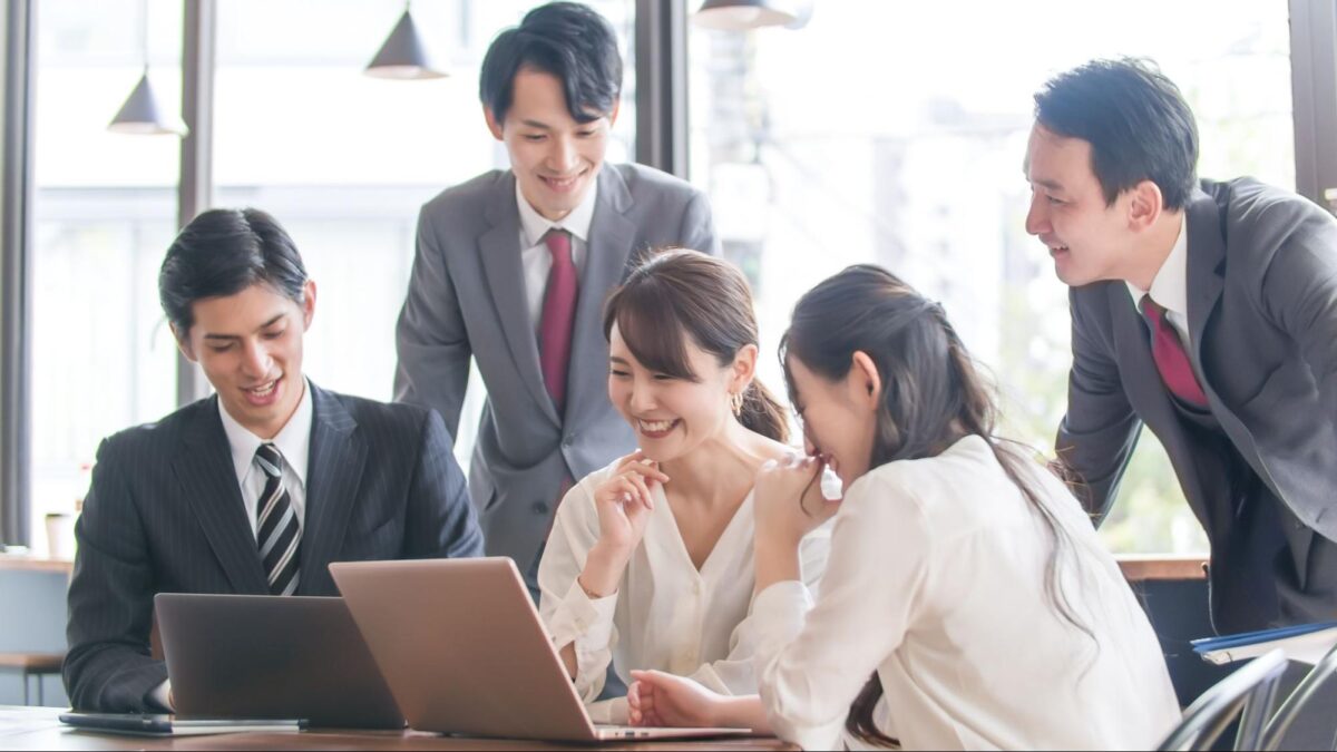 仕事をする若手ビジネスマン5人