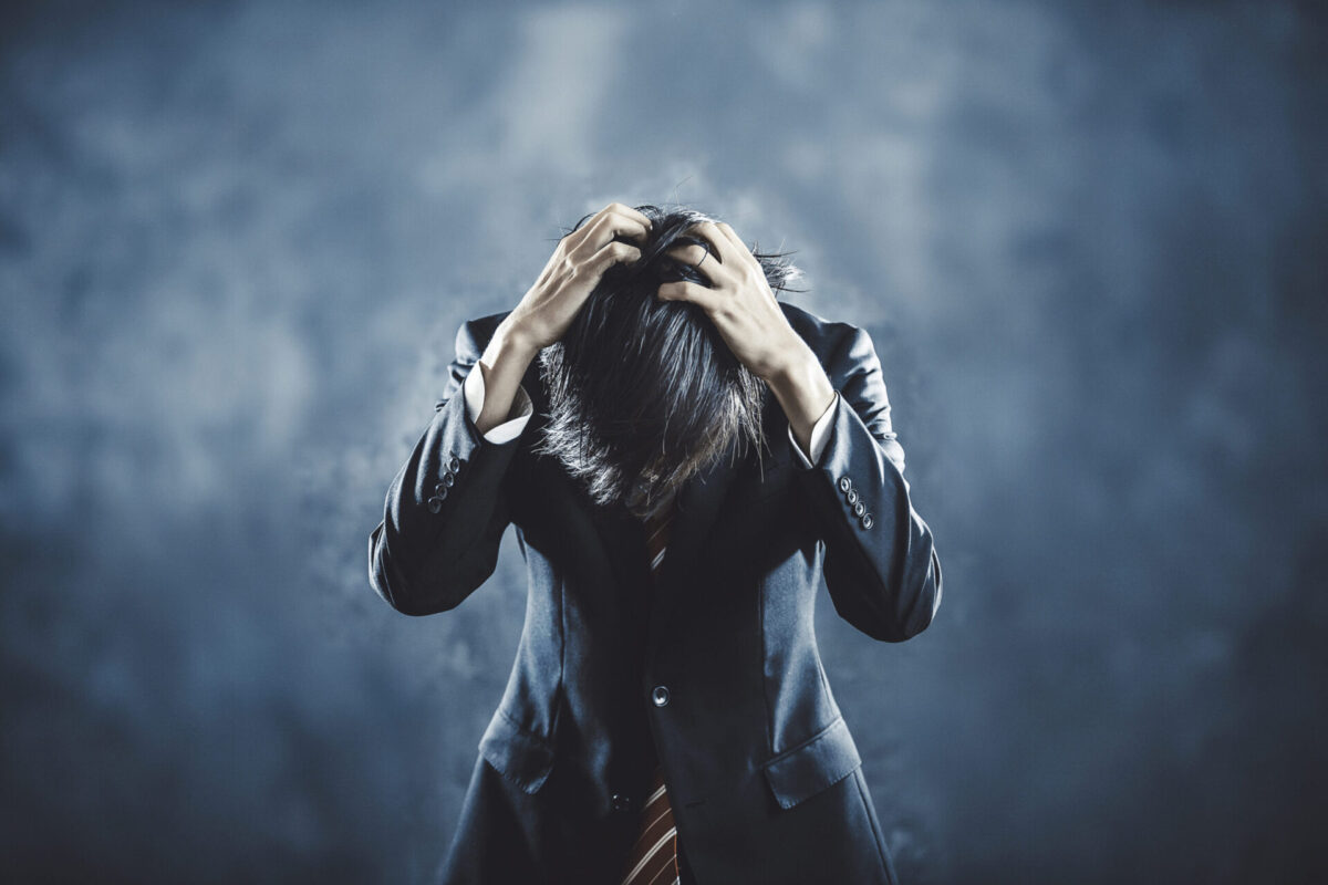 転職に悩む男性