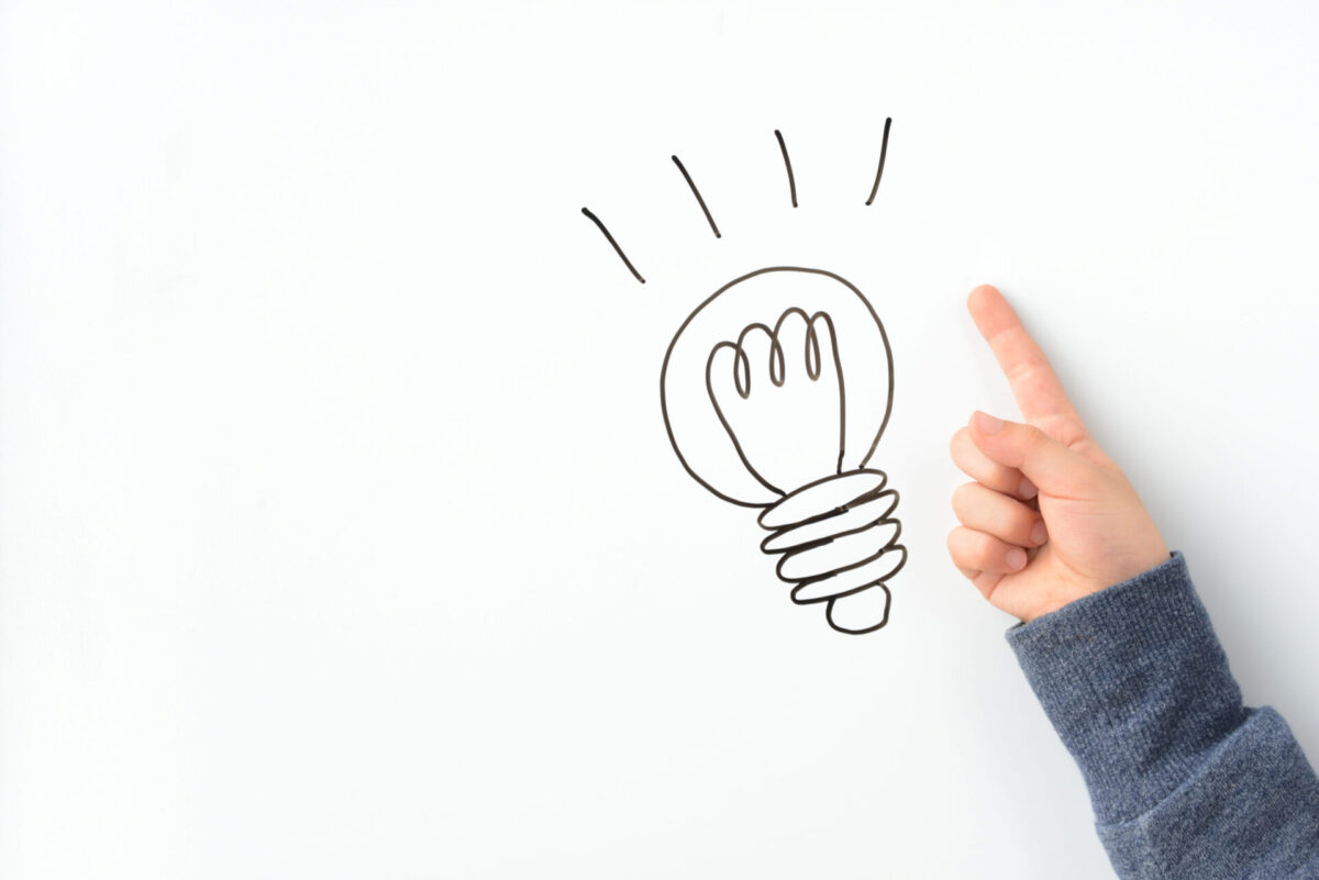 電球のイラストと手
