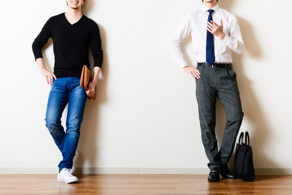 休日のビジネスマンとスーツを着たビジネスマン