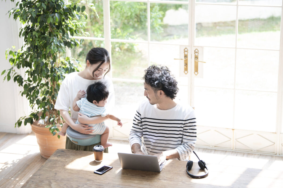 在宅勤務で家族とふれあう男性