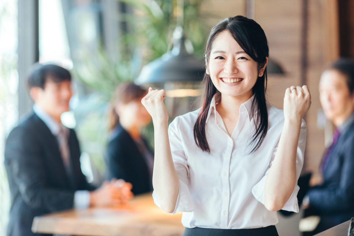 キャリアアップに喜ぶ女性