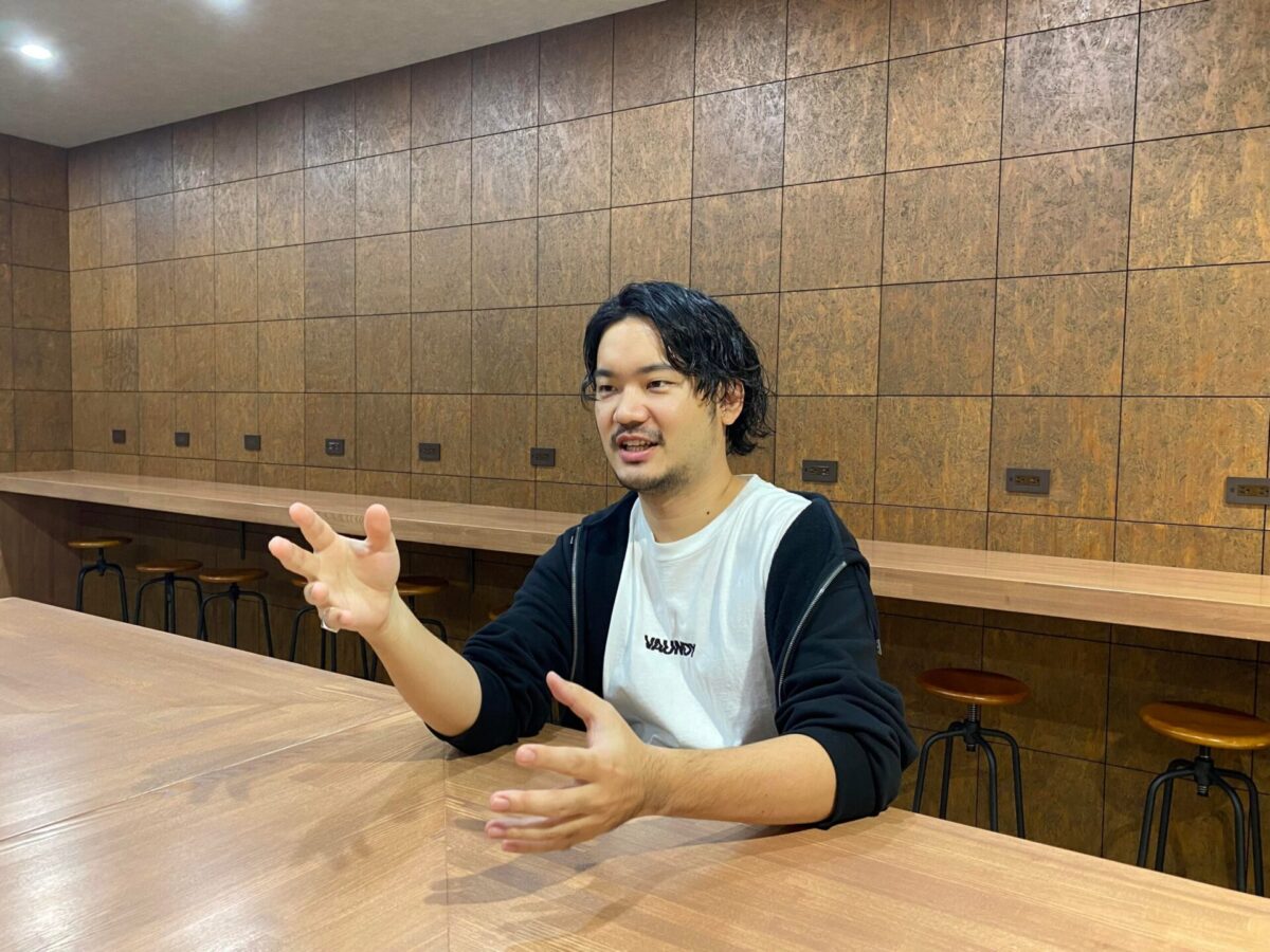 インタビューを受ける石川翔太