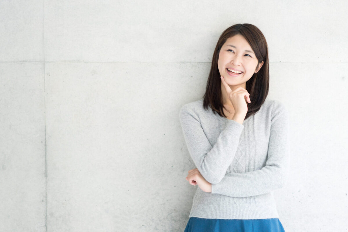 仕事を楽しむ方法を考えている女性