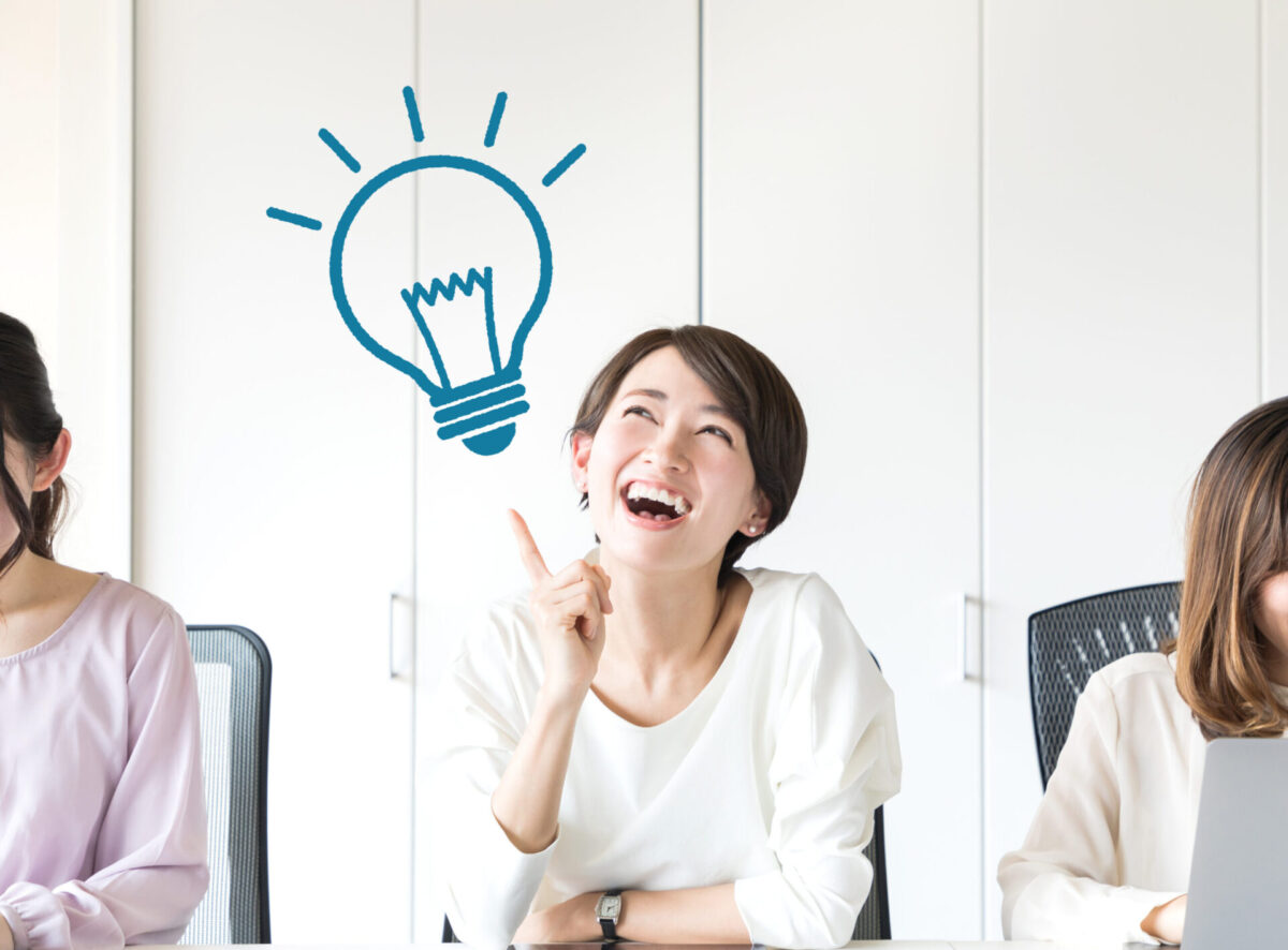 仕事を楽しむ方法を思いついた女性