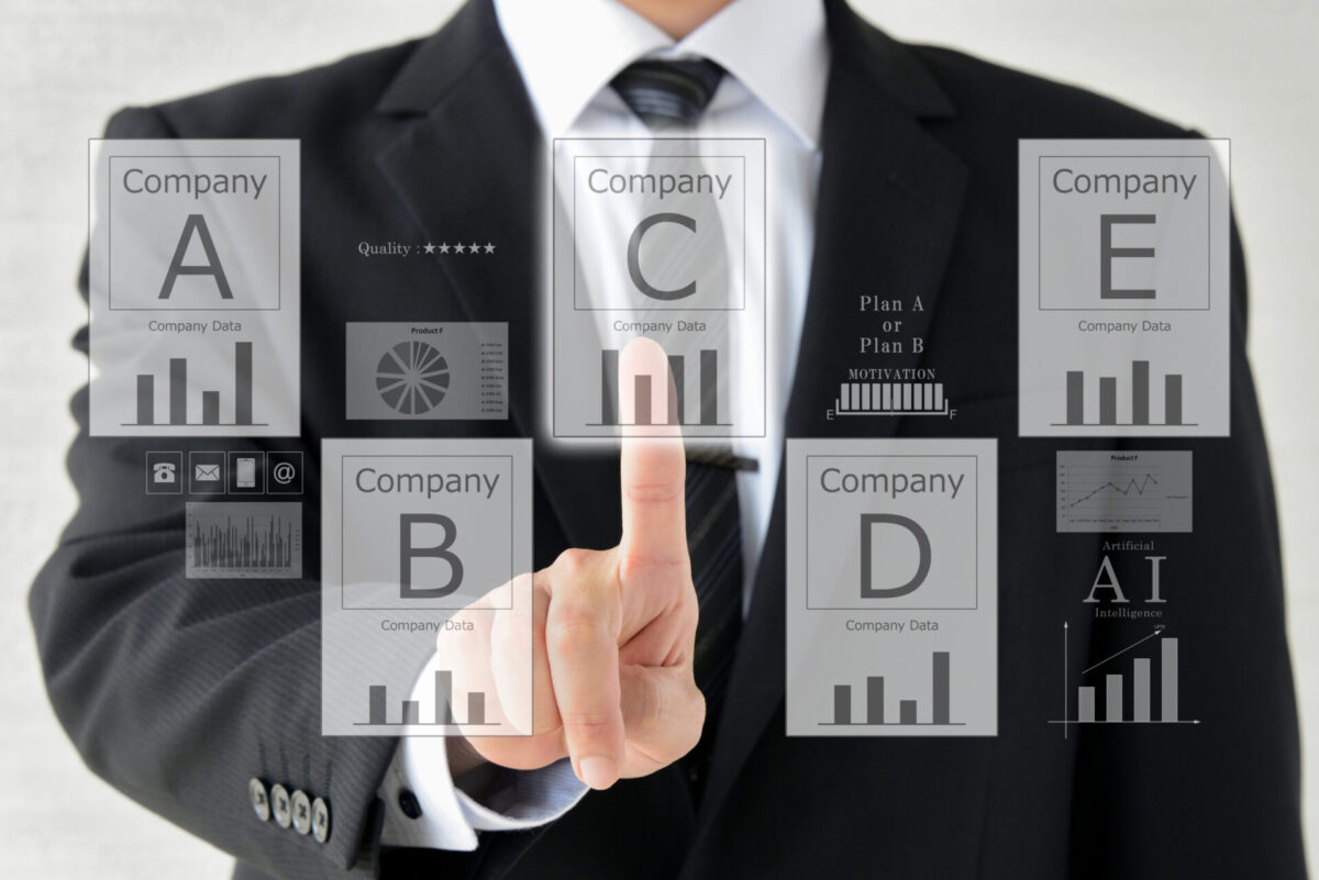 男性と複数のグラフ