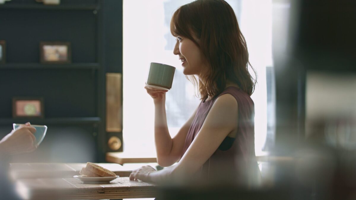 カフェで会話する女性