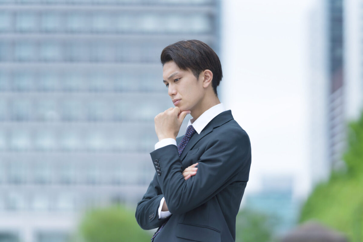 就職活動に悩む男性