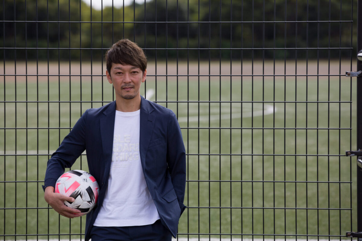 サッカーボールを持つ羽生直剛
