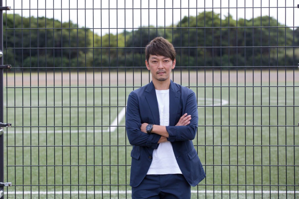 腕を組む羽生直剛