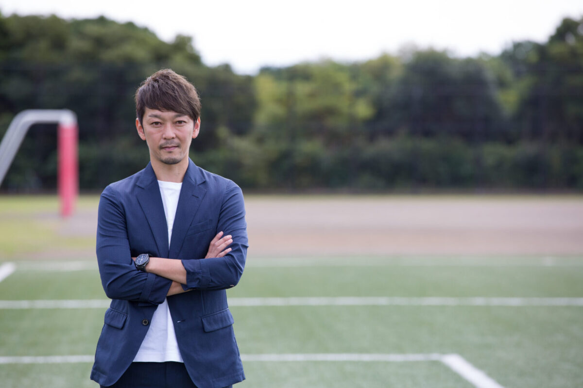 腕を組む羽生直剛