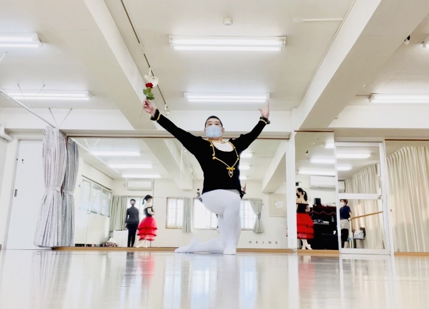 クラシックバレエをする田中雄介