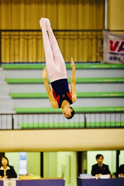 トランポリンをする田中雄介