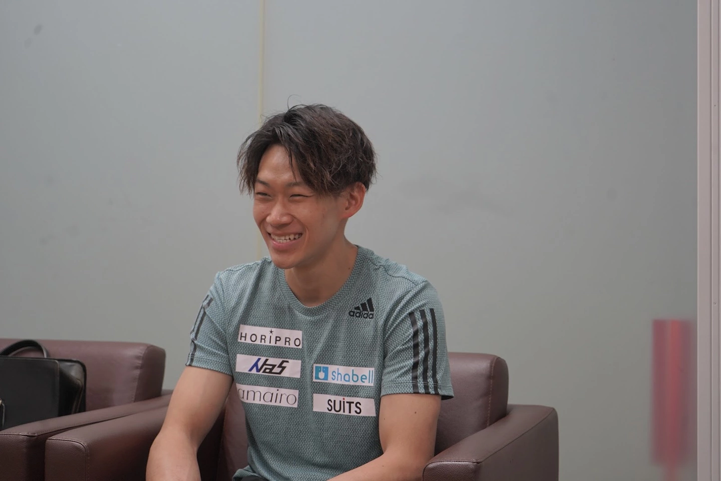 取材中に笑顔を見せる緒方良行