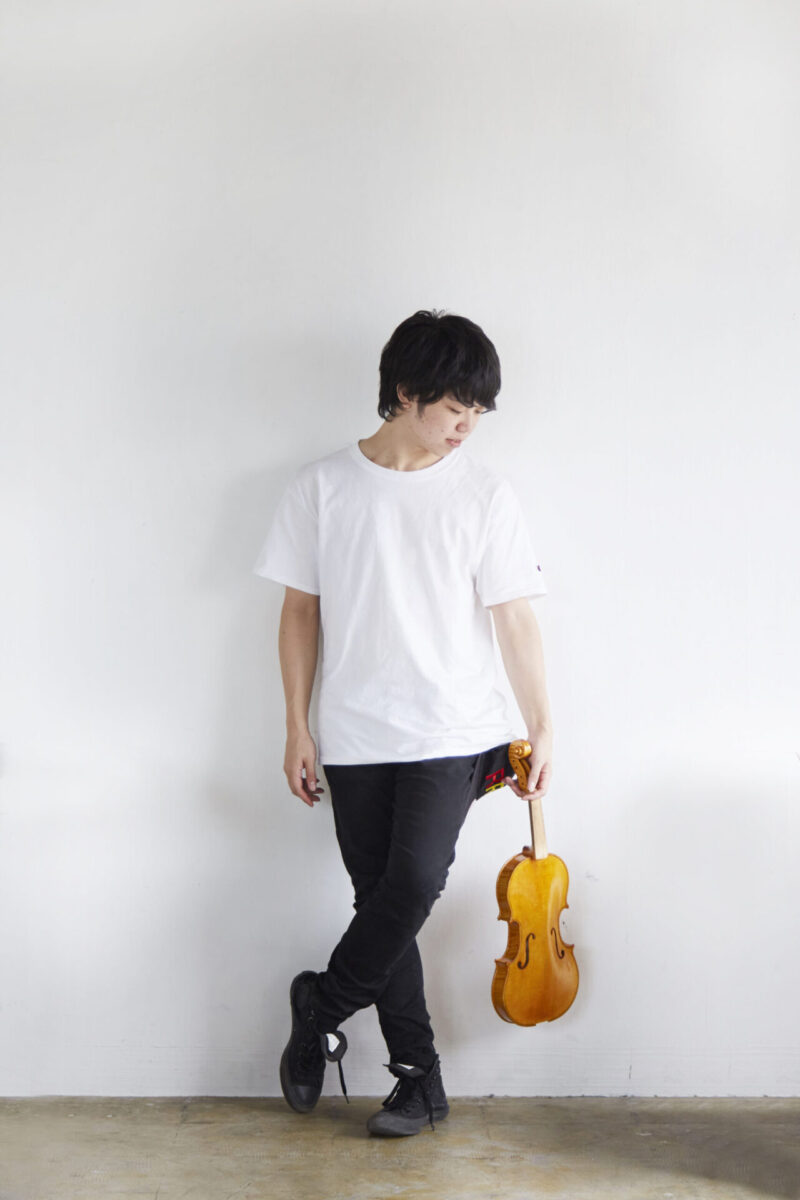 バイオリンを持つ平川祐也