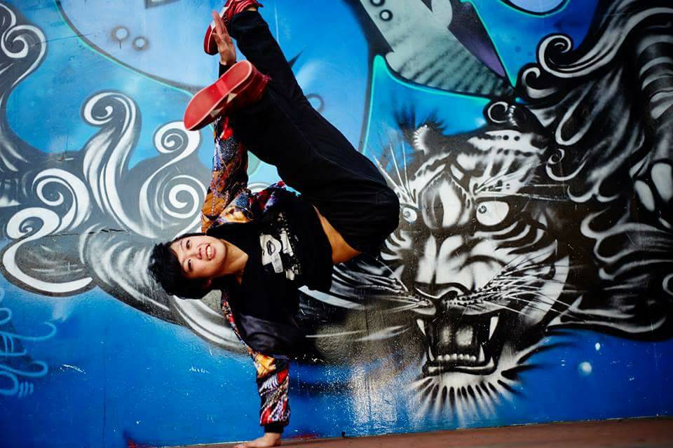 ダンスをする平川祐也