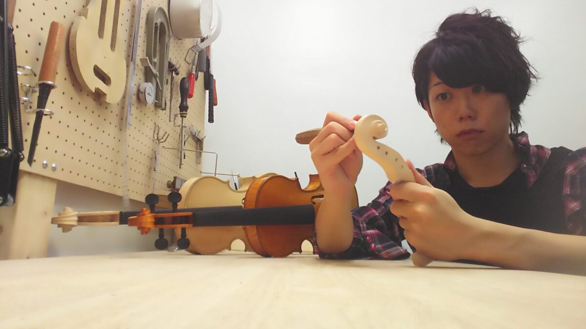楽器を作る平川祐也