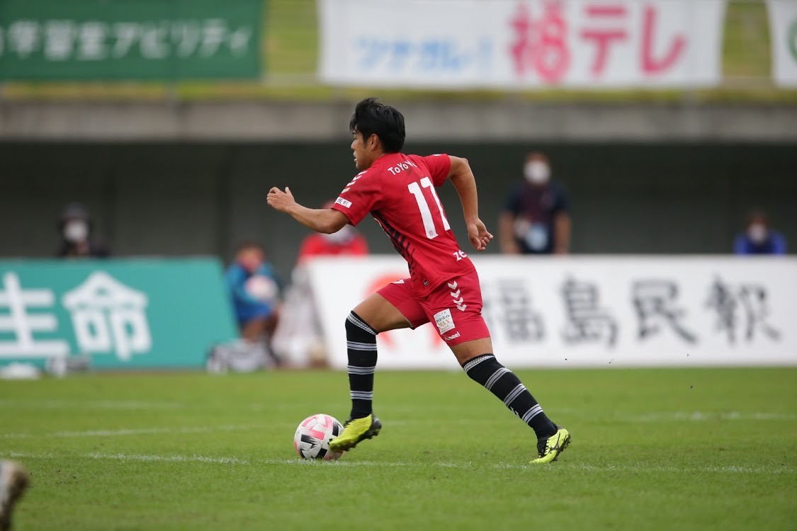 サッカーの試合中の諸岡裕人