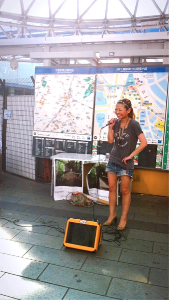 路上ライブをするRAMWIREのユーズ