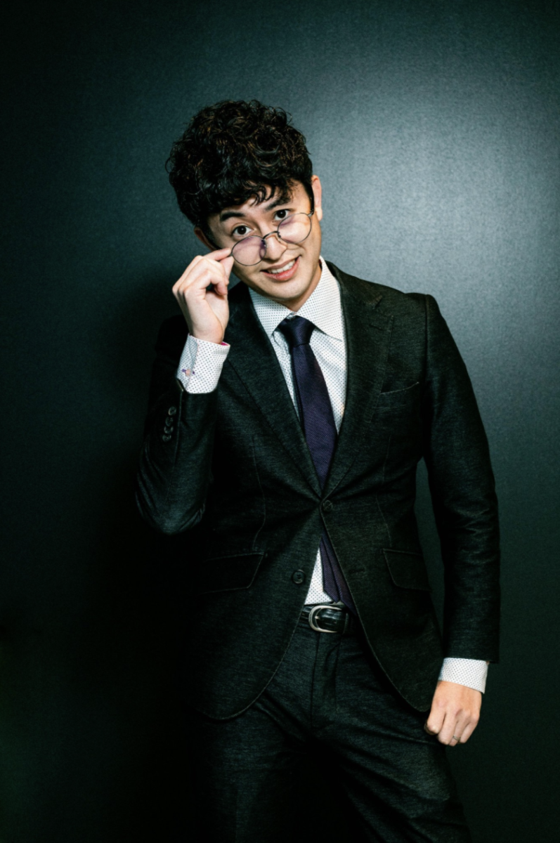 メガネをかけた山本純平