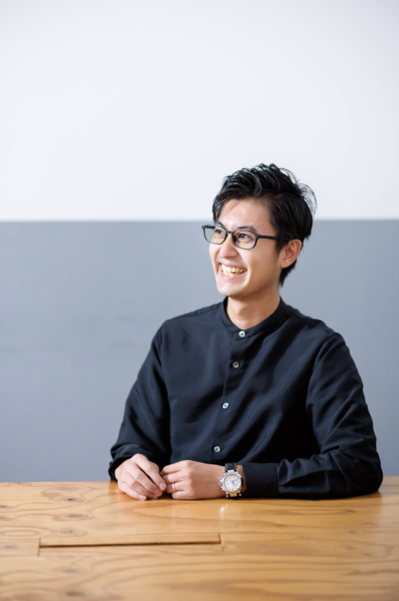 インタビューを受ける山本純平