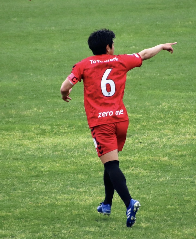 サッカーの試合中の諸岡裕人