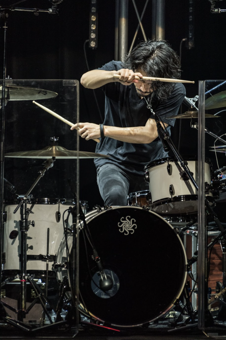 ドラムをする神田リョウ