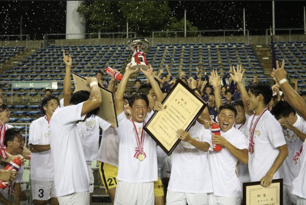 チームメイトと優勝を喜ぶ岩武克弥