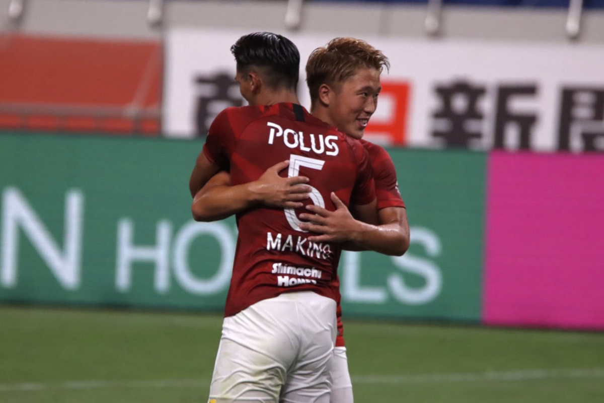 槙野智章選手と抱き合う岩武克弥