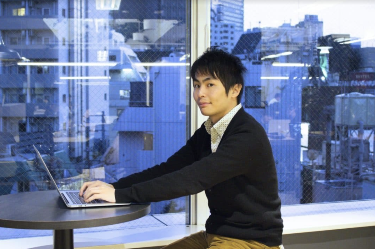 パソコンを触る橋爪峻也