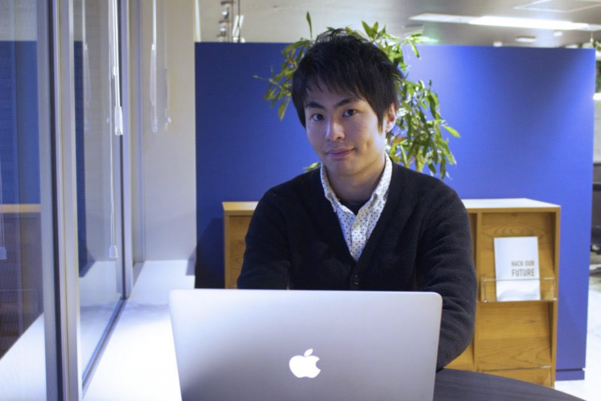 パソコンを触る橋爪峻也