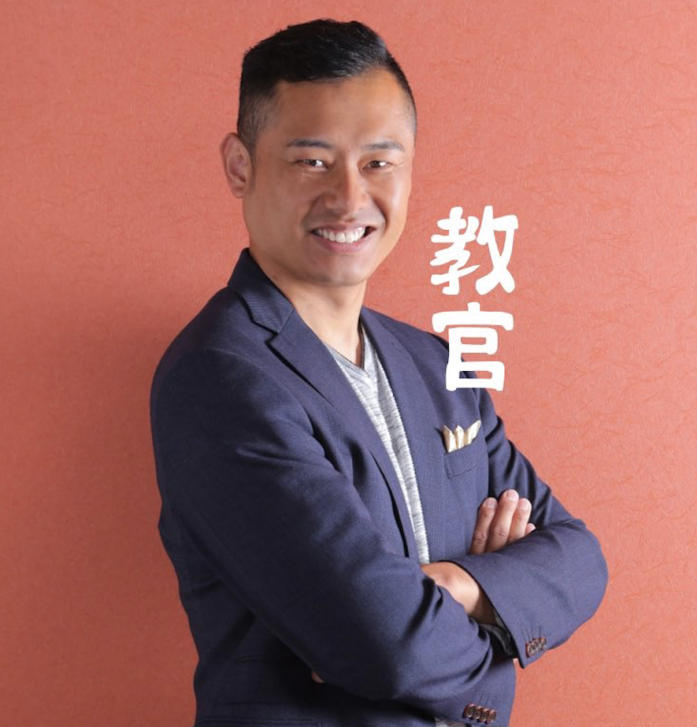 腕を組む三好雄介