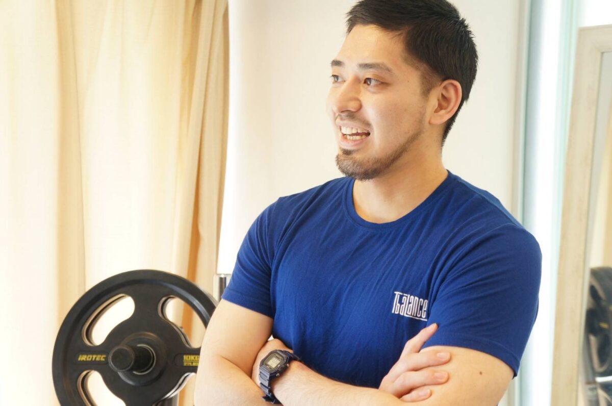 トレーナー姿の一條恭輔