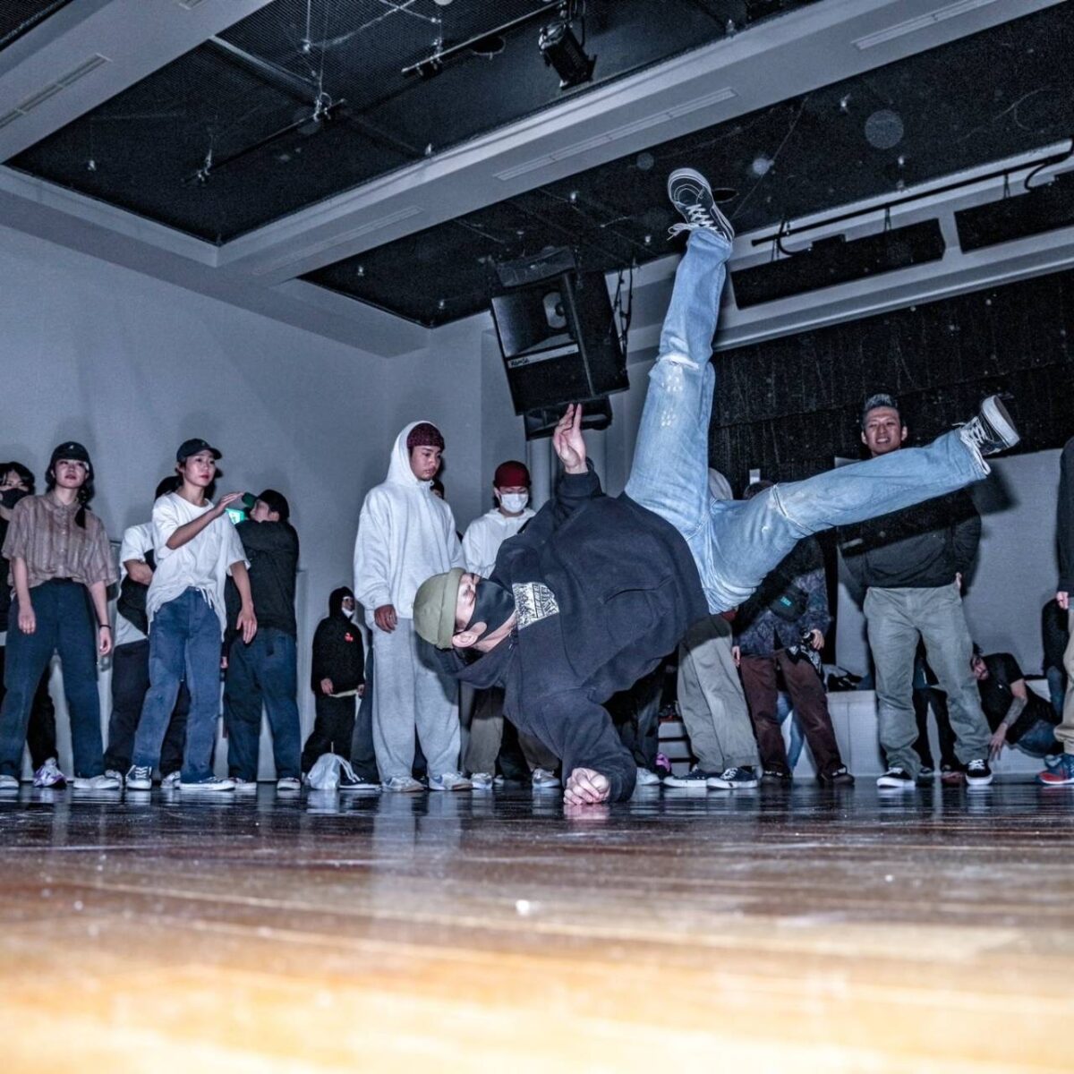 ダンスをする一條恭輔