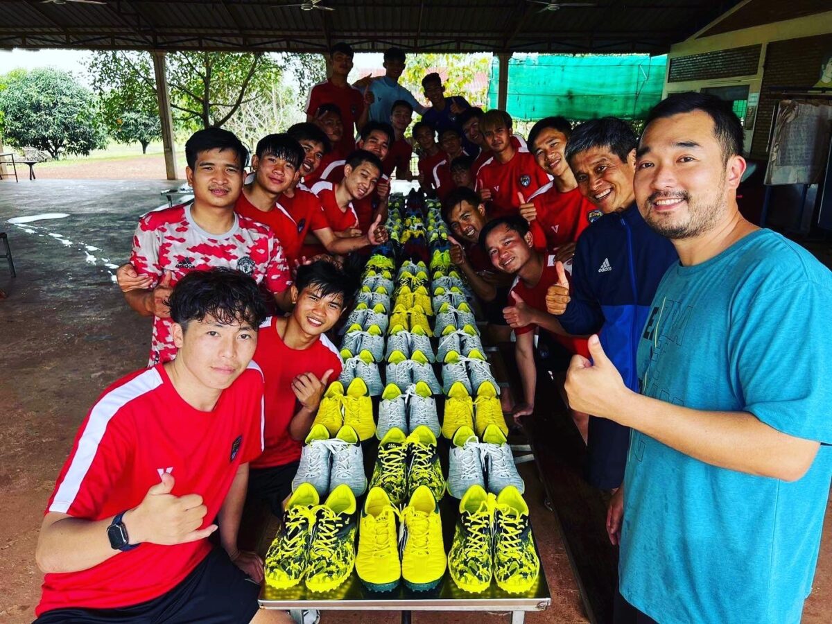 チームメイトとサッカーシューズ