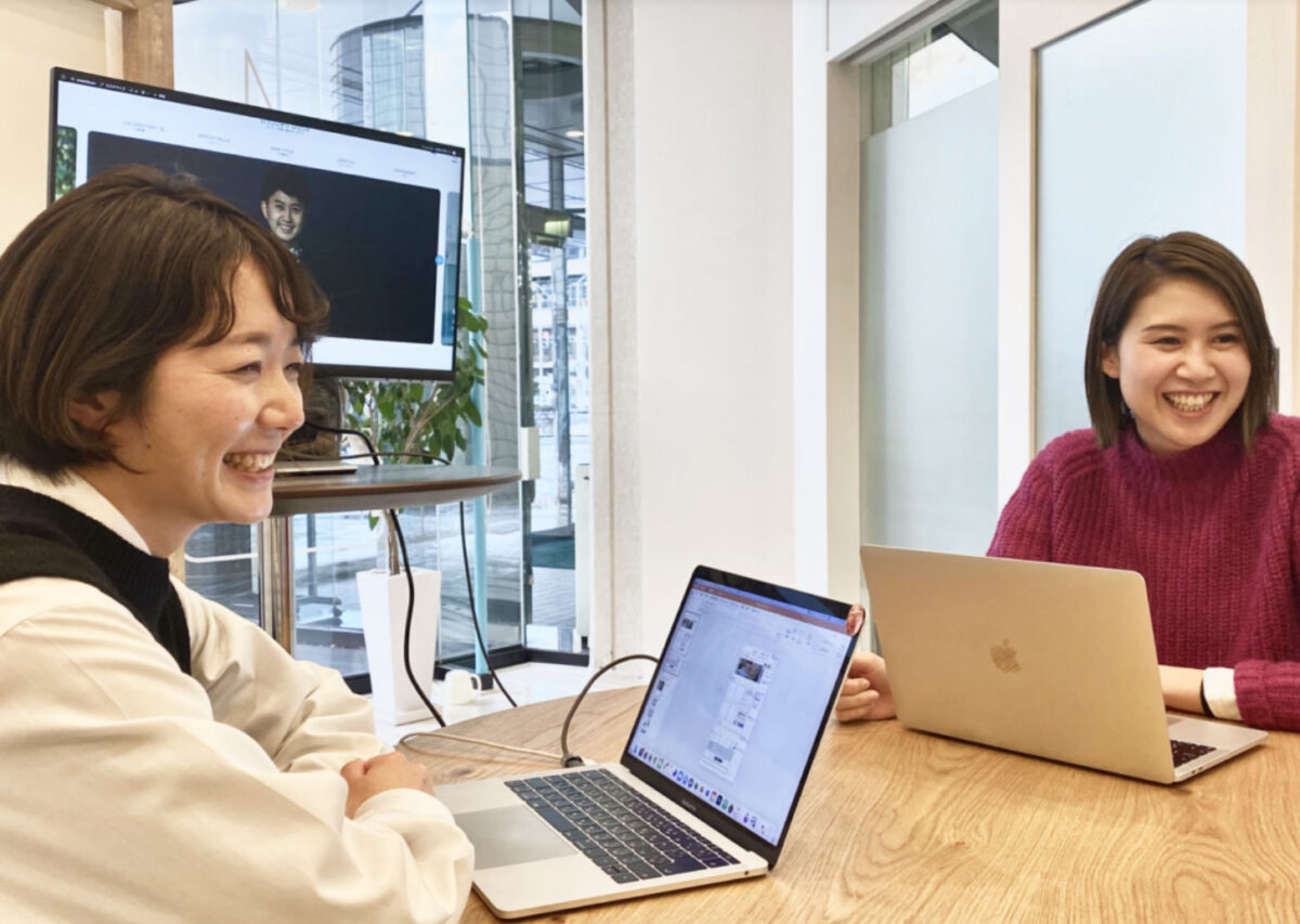 仕事をしながら談笑する母親二人