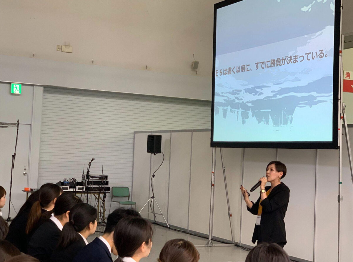 大勢の前で講演するヘレン