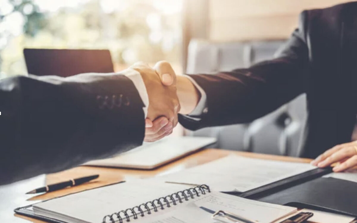 合意の握手をする