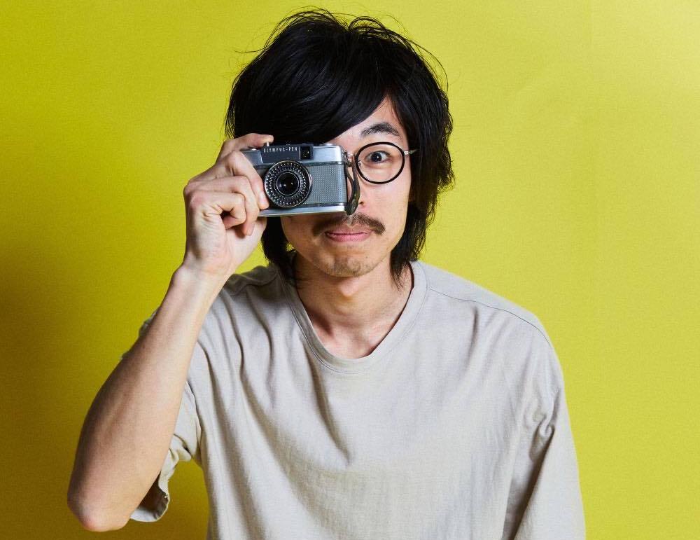 カメラを構える長沼さん