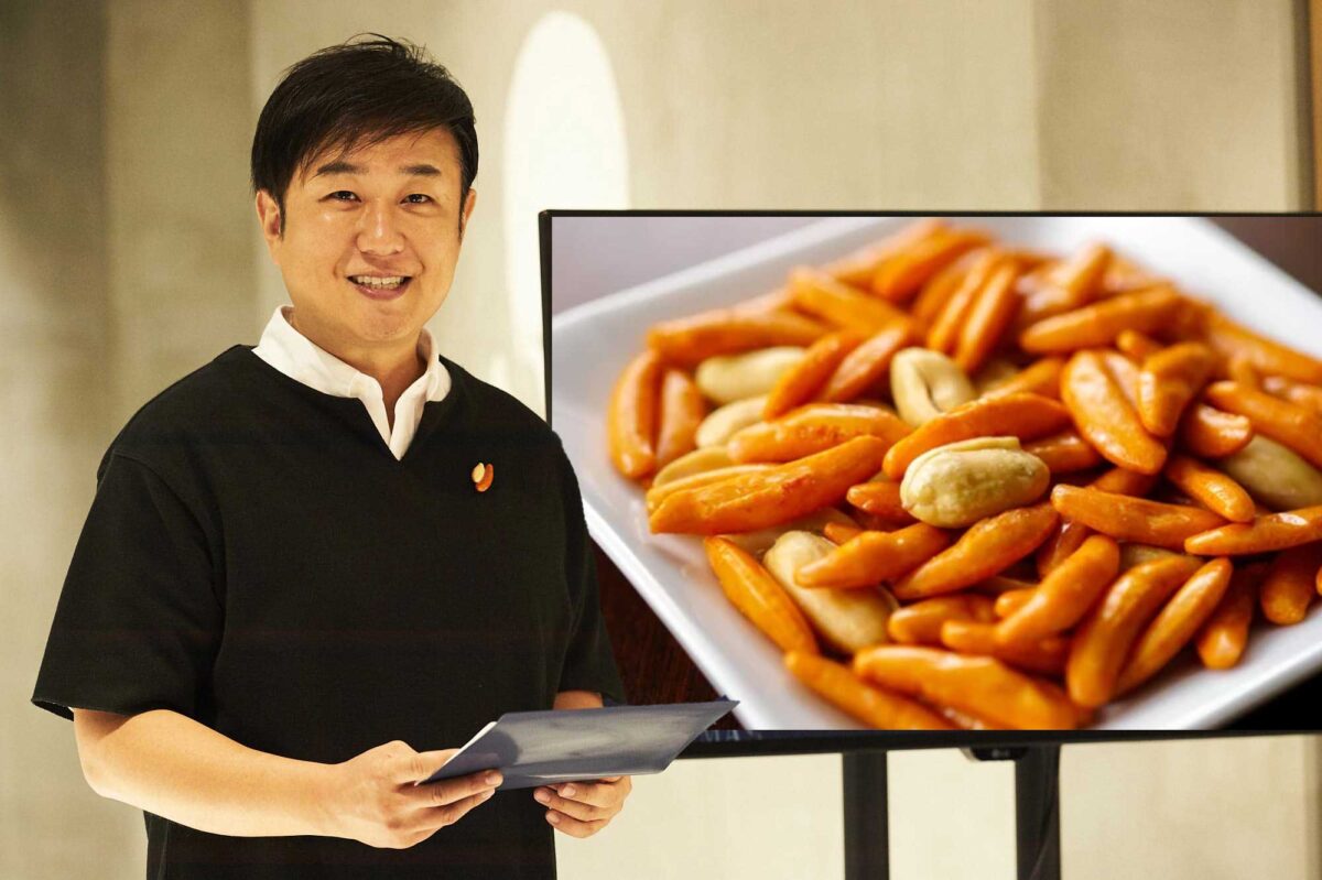 柿ピーについてプレゼンする中倉隆道