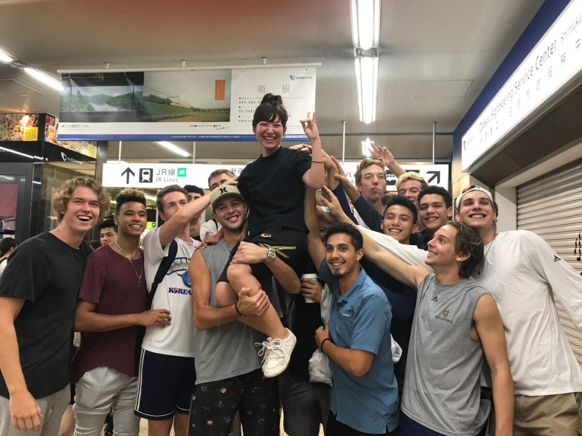 外国人に抱きかかえられる佐々木真理絵