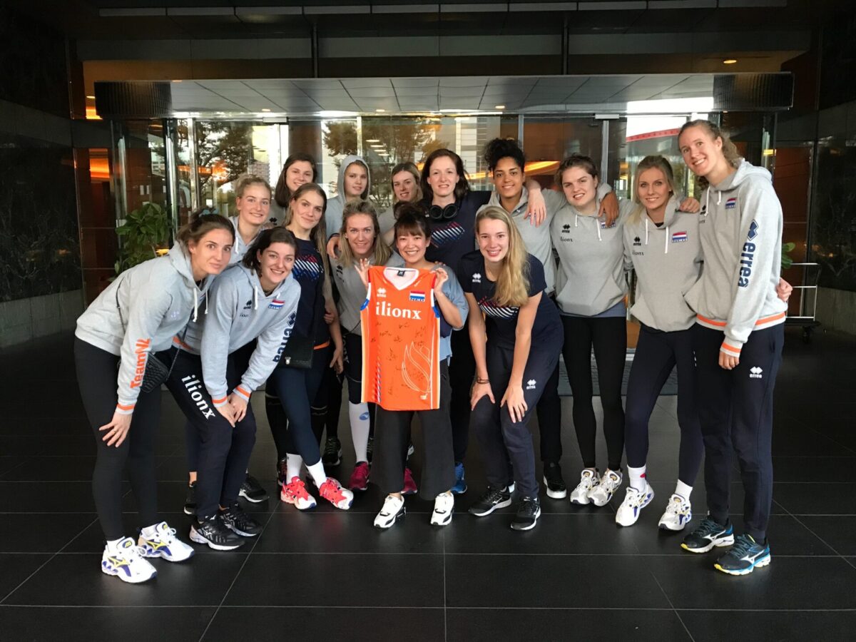 外国人に囲まれる佐々木真理絵