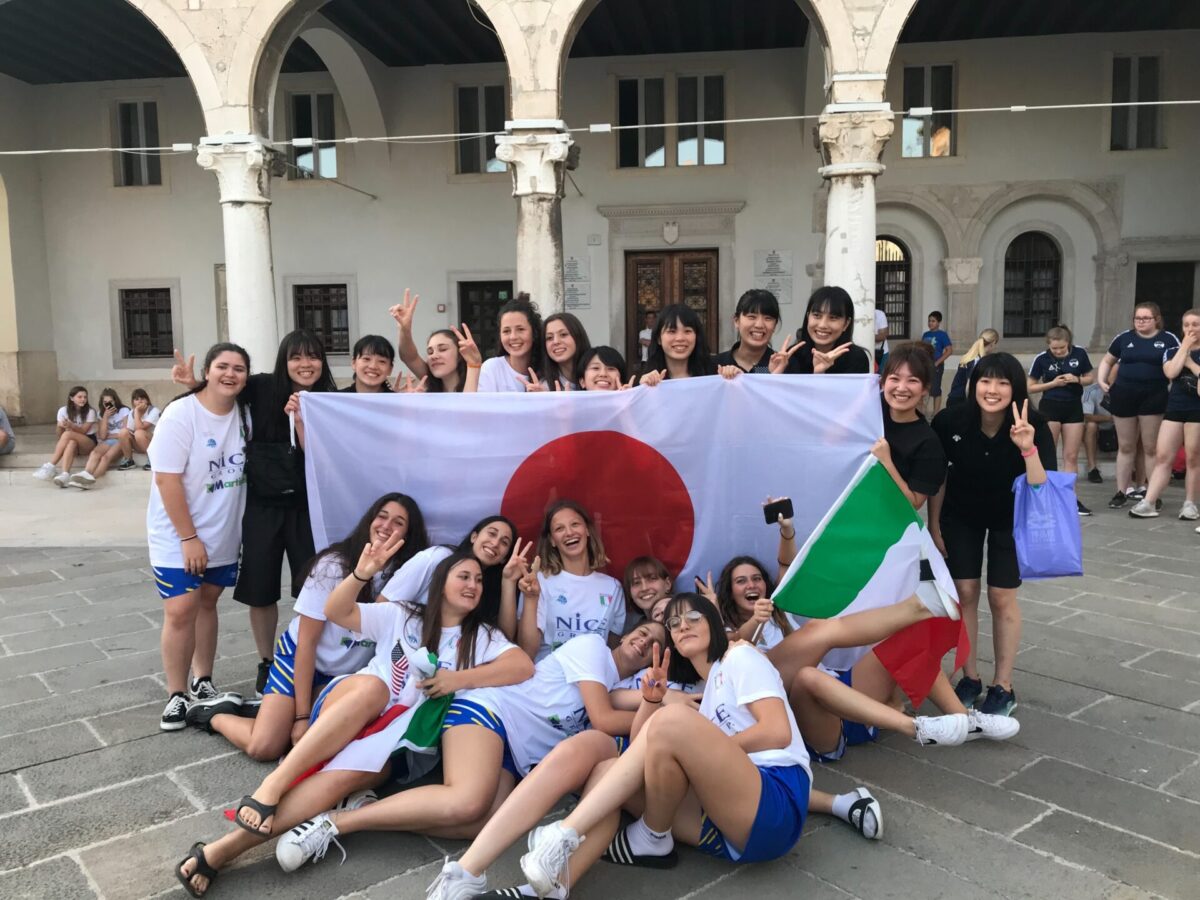 チームメイトと写真を撮る佐々木真理絵