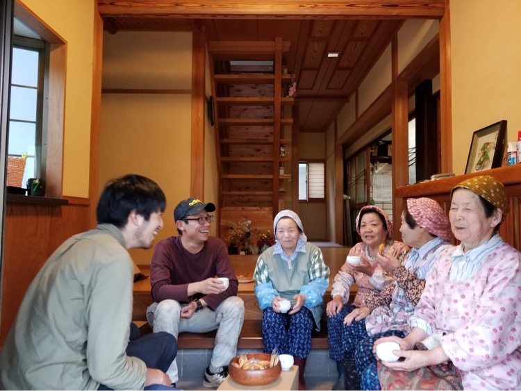 近所の老人と話すマギーさん