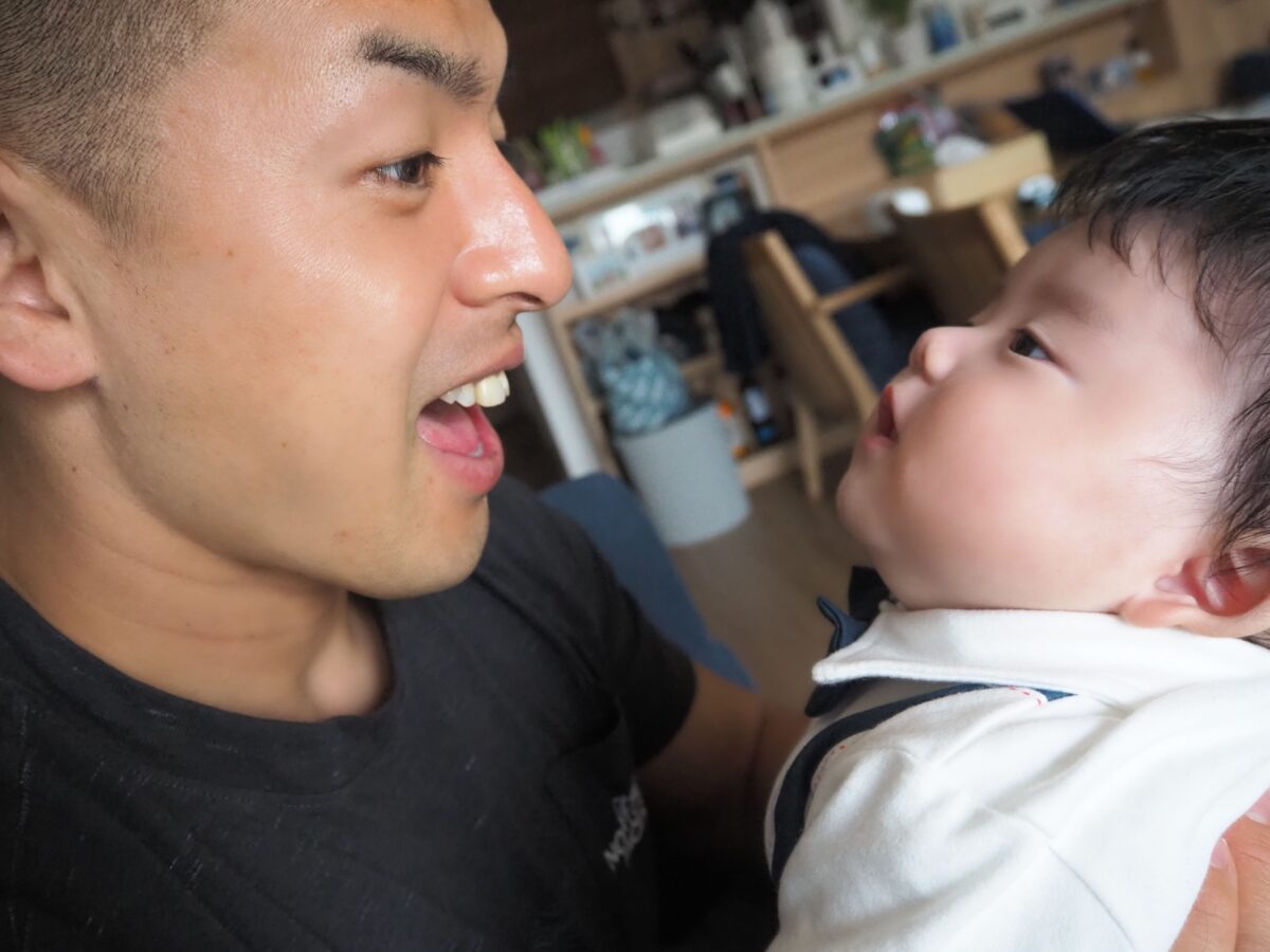 ふれあう父と子