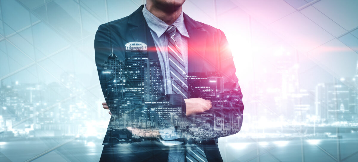 腕を組む起業家