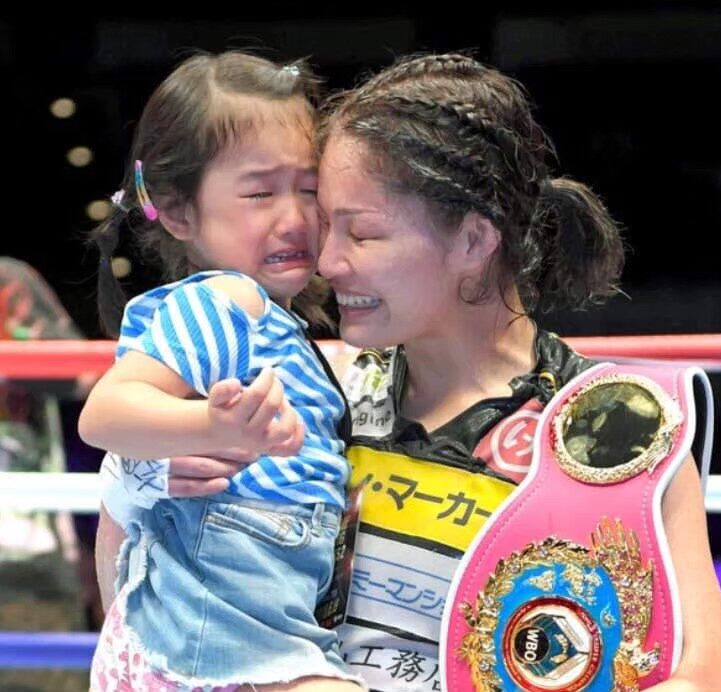 リング上で娘を抱く吉田実代