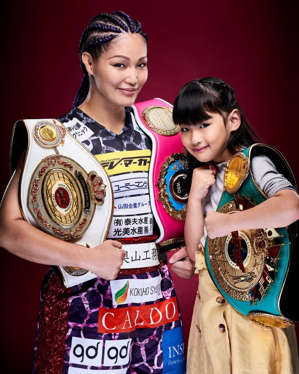 チャンピオンベルトを持つ吉田実代と娘