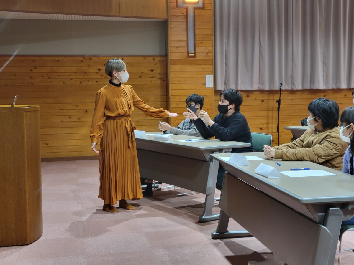 根羽村の子どもとヘレン