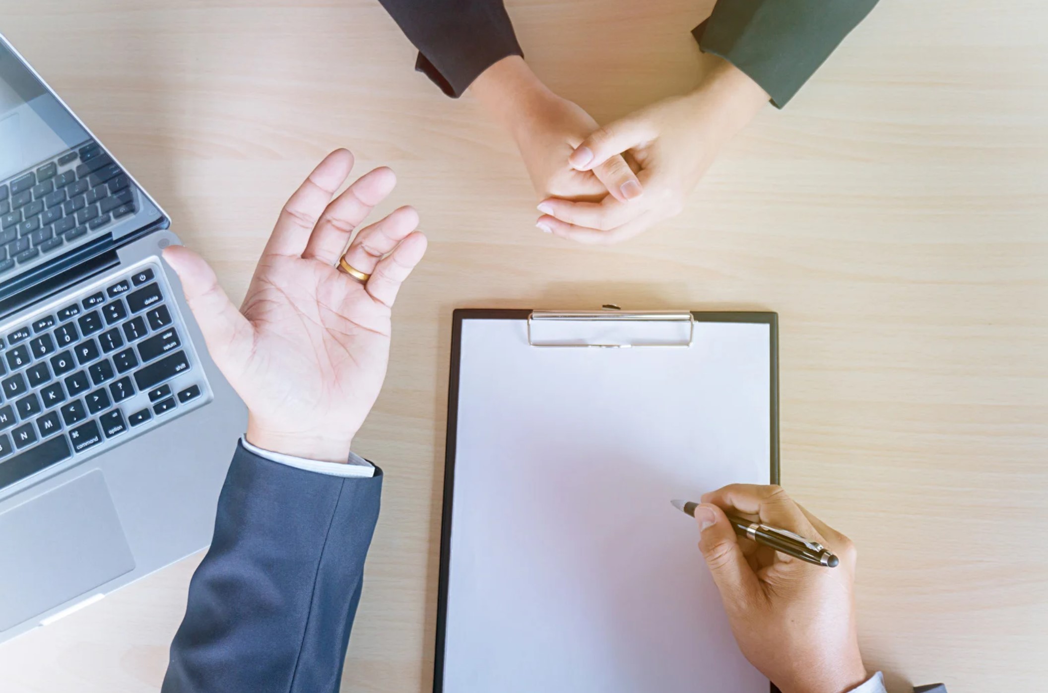 The-difference-between-an-interview-and-a-meeting-2